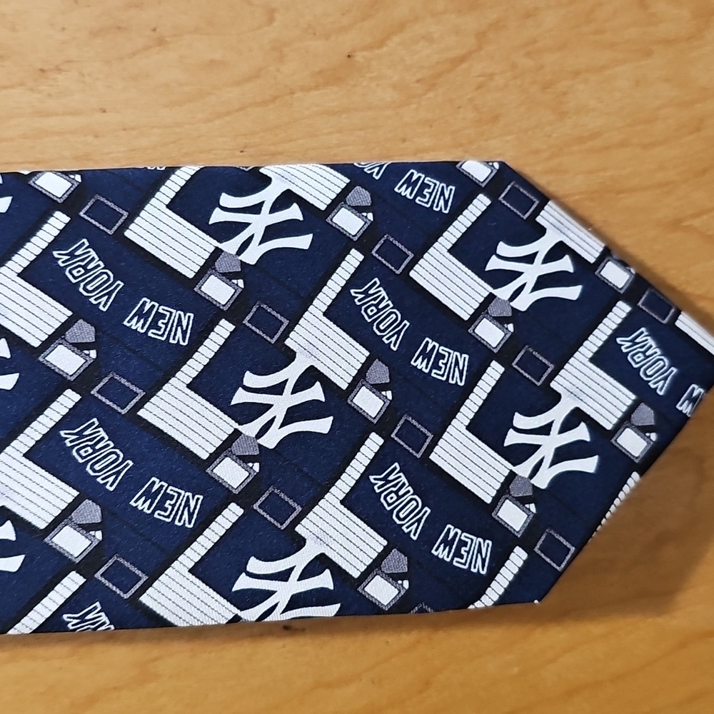 Yankees Tie - Picture 2 of 4